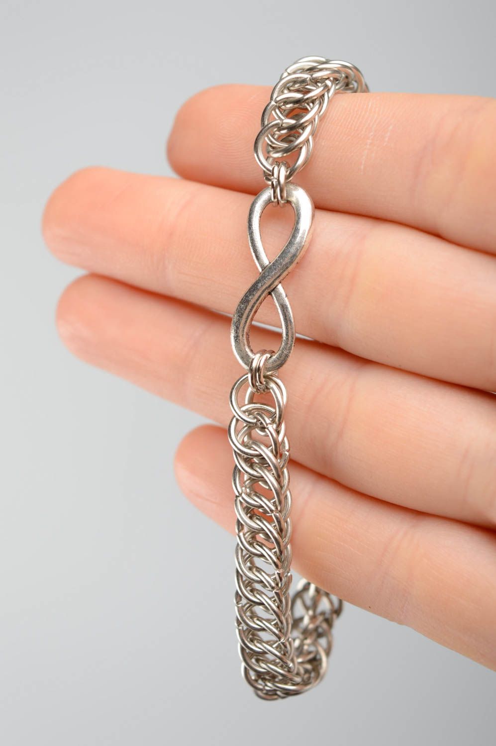 Наручный браслет из металла в технике кольчужного плетения фото 2