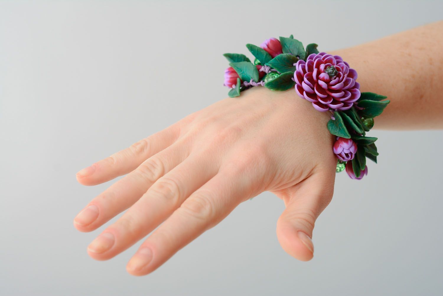 Plastic flower bracelet photo 1