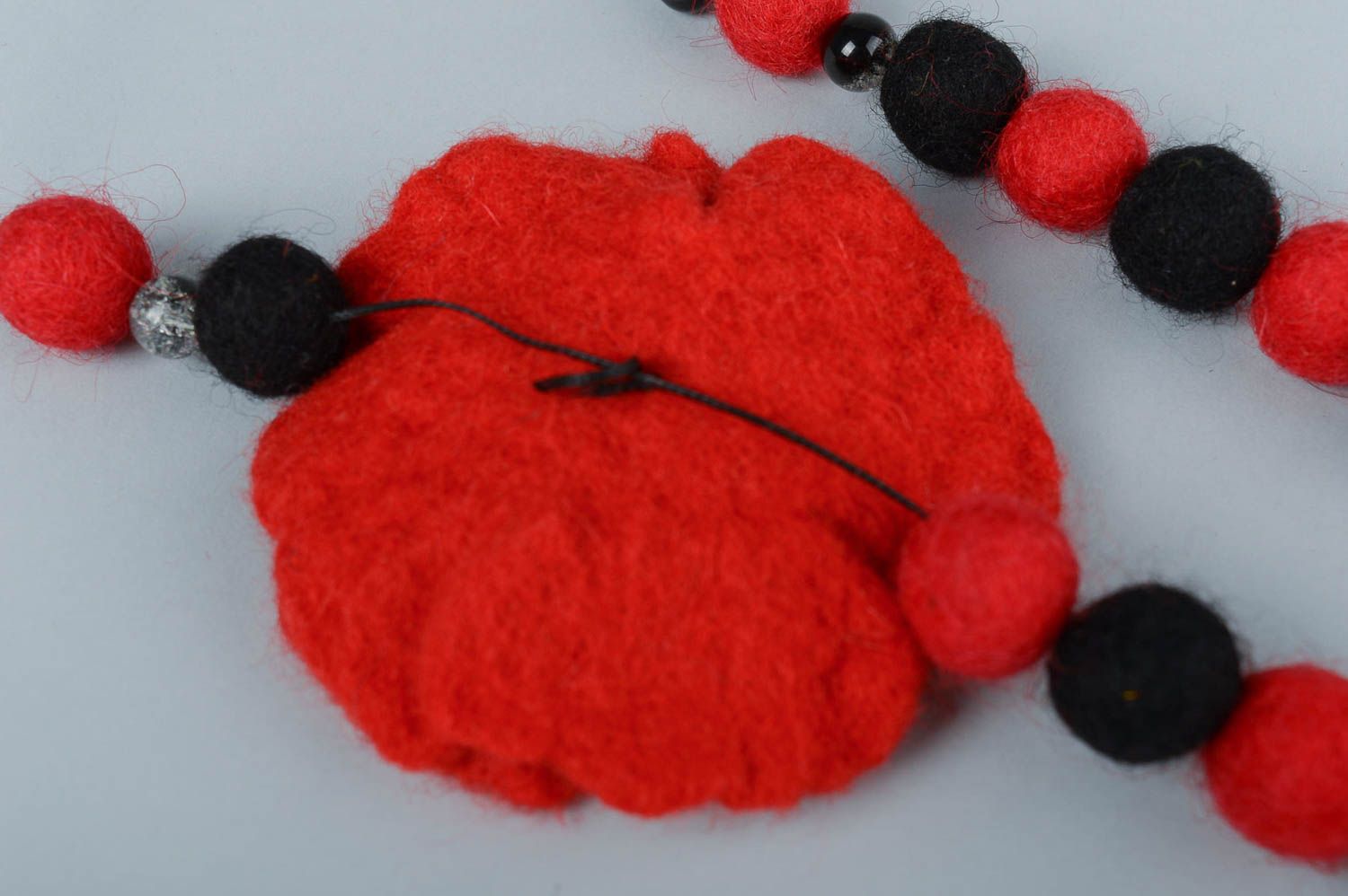 Collier original avec pavot Bijou fait main Cadeau femme rouge noir en laine photo 4