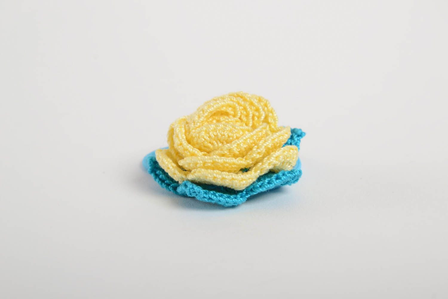 Яркая вязаная крючком резинка для волос в виде желто голубого цветка хэнд мэйд  фото 4