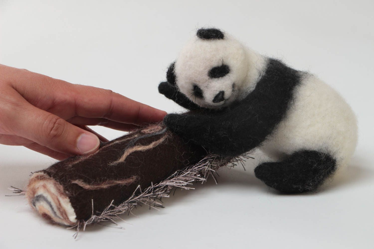 Figurine panda sur rondin en laine feutrée petite faite main originale photo 5