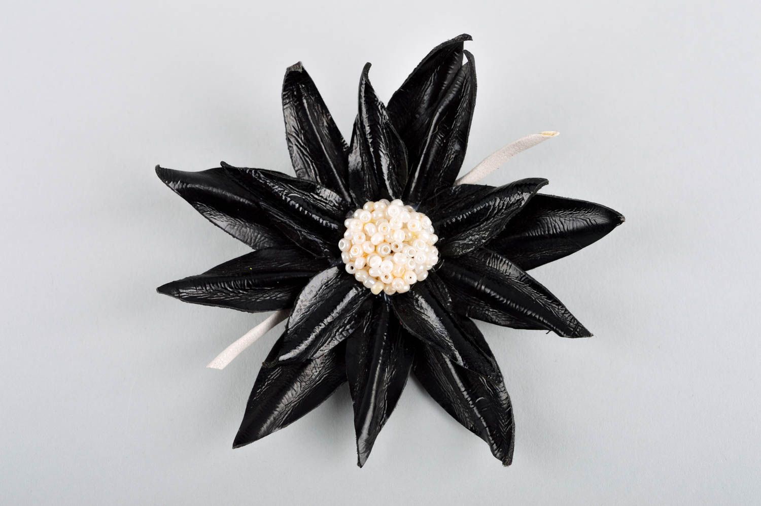 Brosche Modeschmuck handmade Schmuck aus Leder hochwertiger Modeschmuck schwarz foto 2
