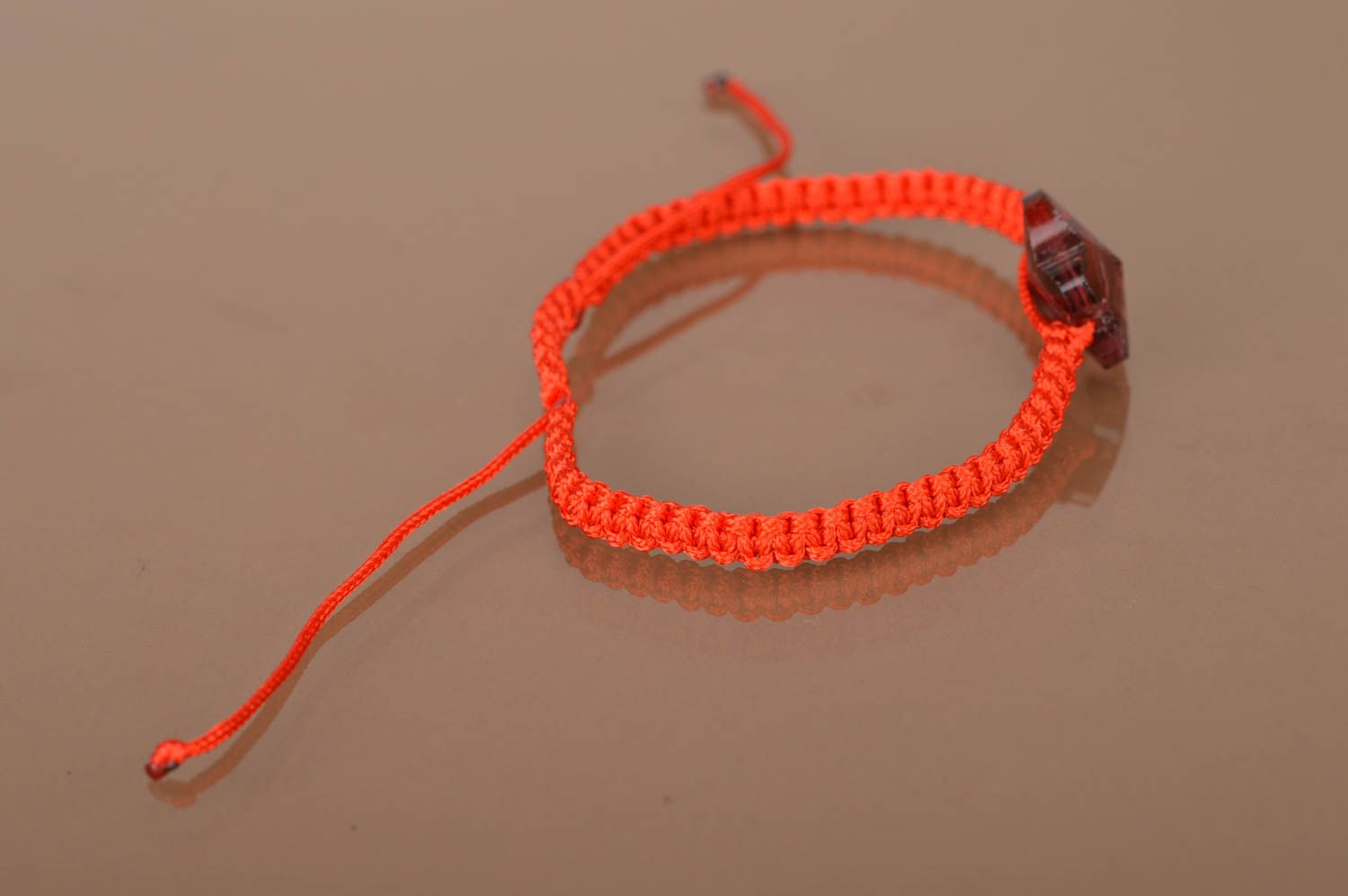 Rotes Armband handmade aus gewachster Schnur mit Schmetterling Glasperle foto 4