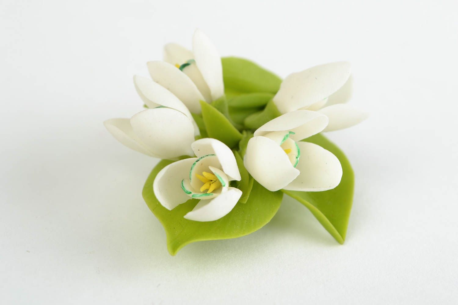 Porzellan Brosche handgemacht in Form von zarten weißen Schneeglöckchen  foto 4