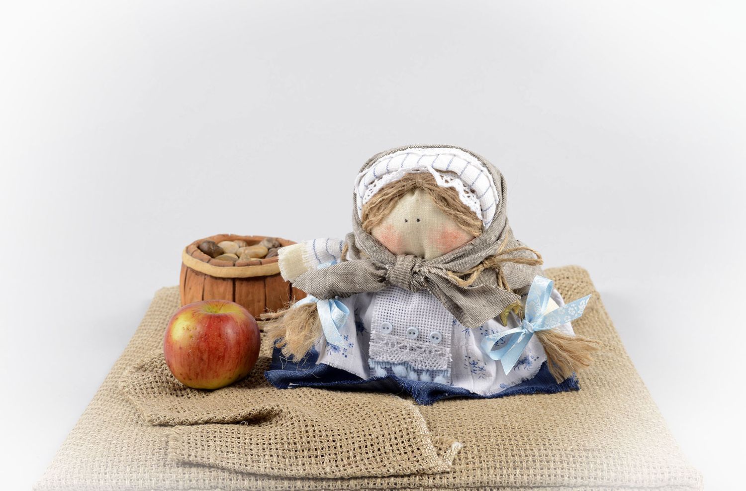 Muñeca de trapo hecha a mano regalo original amuleto de protección para el hogar foto 5