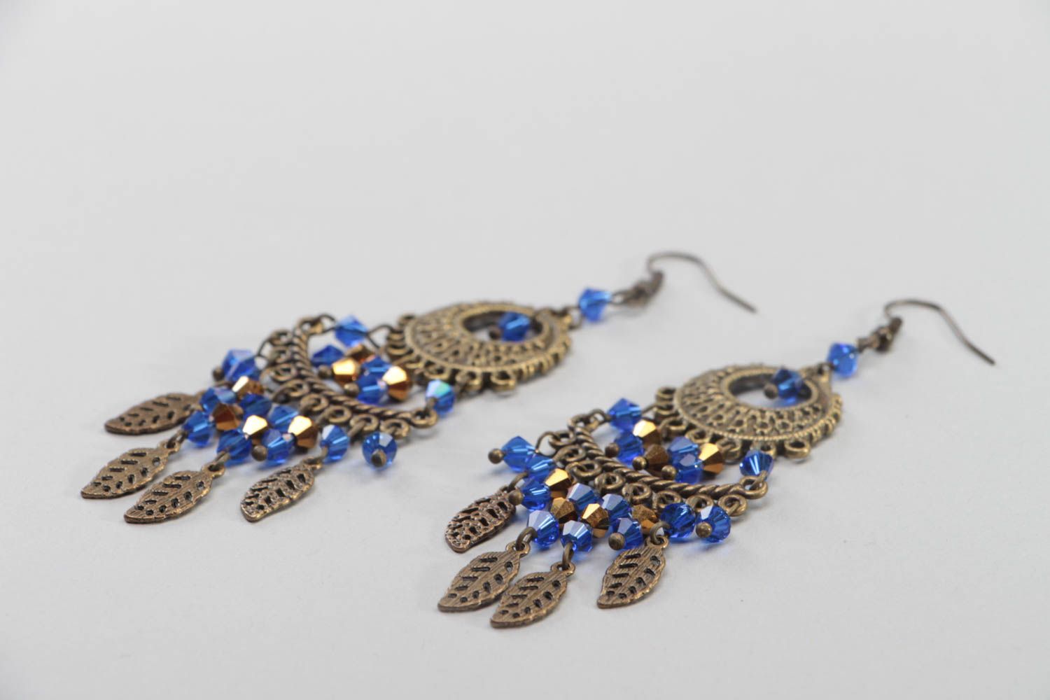 Boucles d'oreilles en bronze et perles de cristal bleues faites main longues photo 3