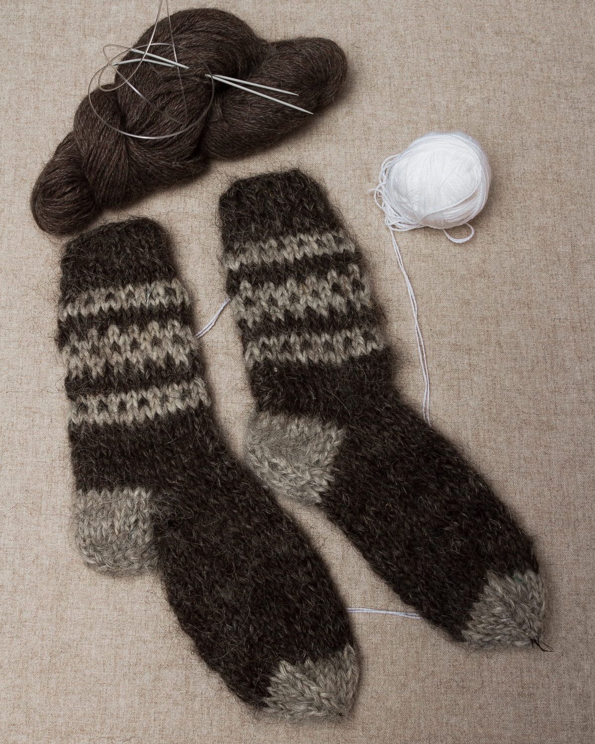 Calcetines de lana de color gris oscuro para hombres foto 1