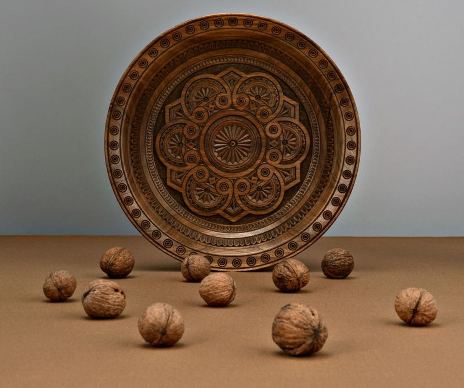 Декоративная деревянная тарелка фото 1