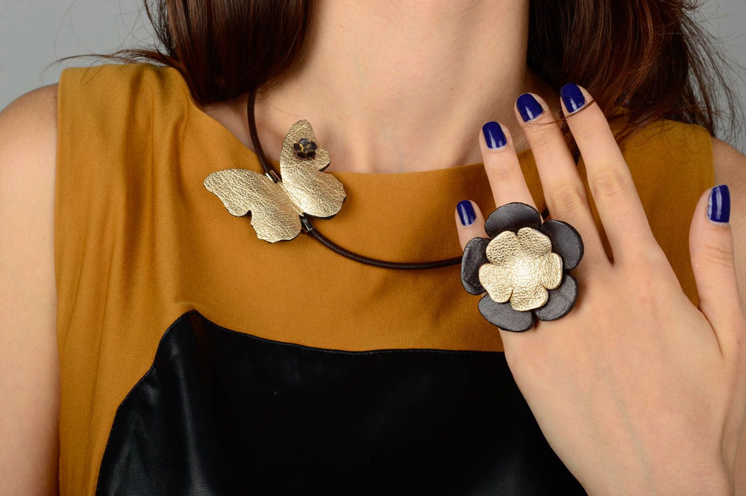 Collier en cuir Bague fait main fleur et papillon design insolite Cadeau femme photo 2