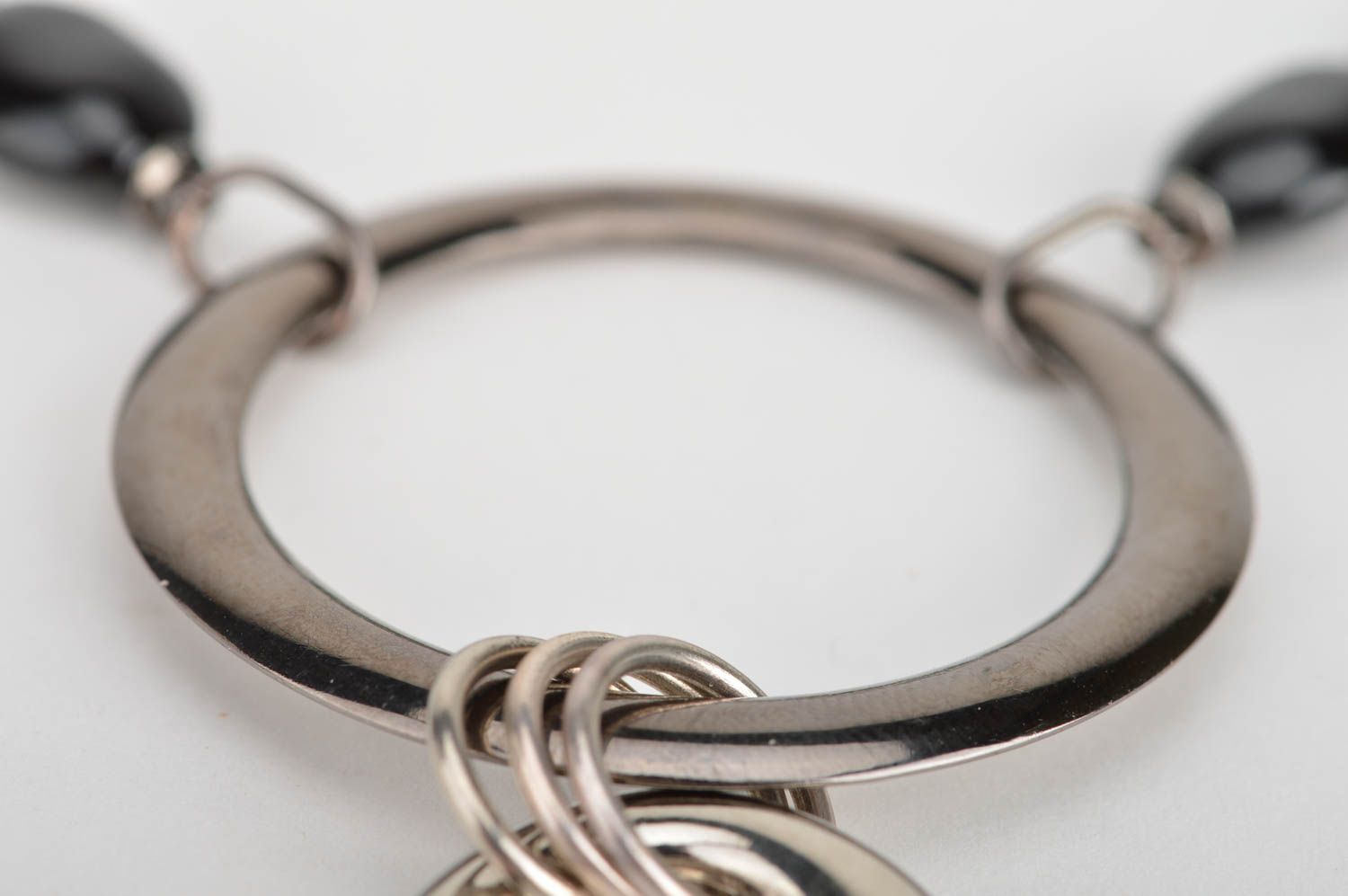 Collier avec breloque et anneaux fait main noir et argenté original pour femme photo 5