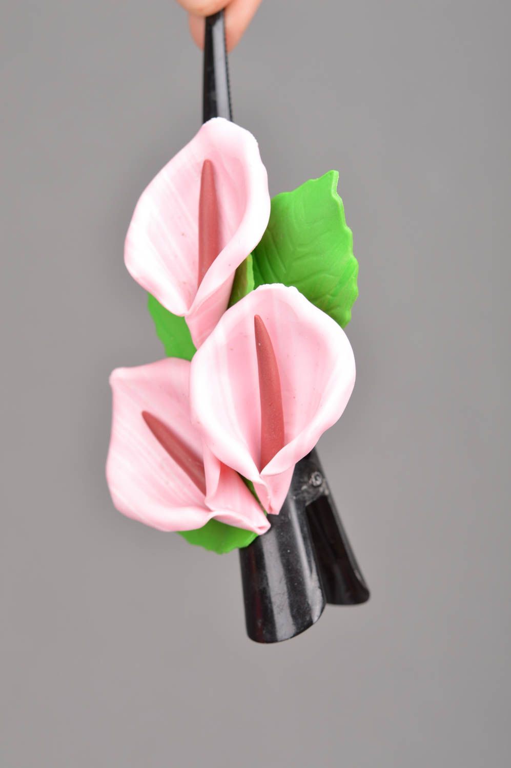 Заколка для волос из полимерной глины ручной работы с розовыми каллами фото 2