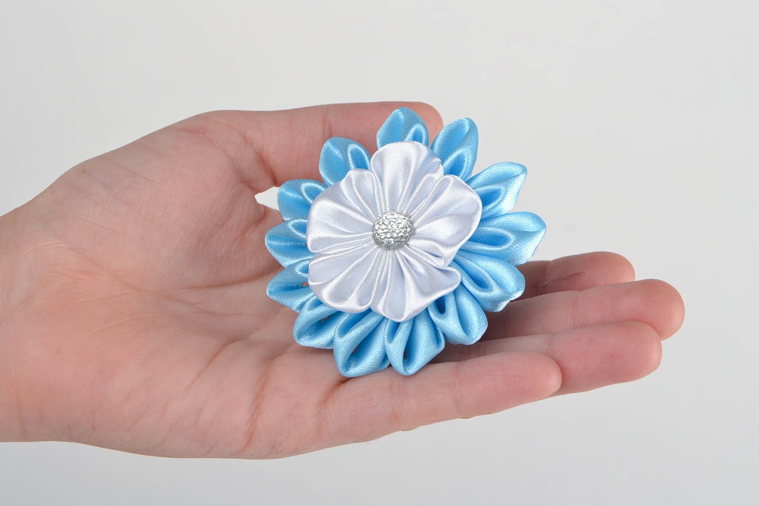 Weiß blauer Haargummi Blume handmade aus Atlasbändern schön für kleine Mädchen foto 2