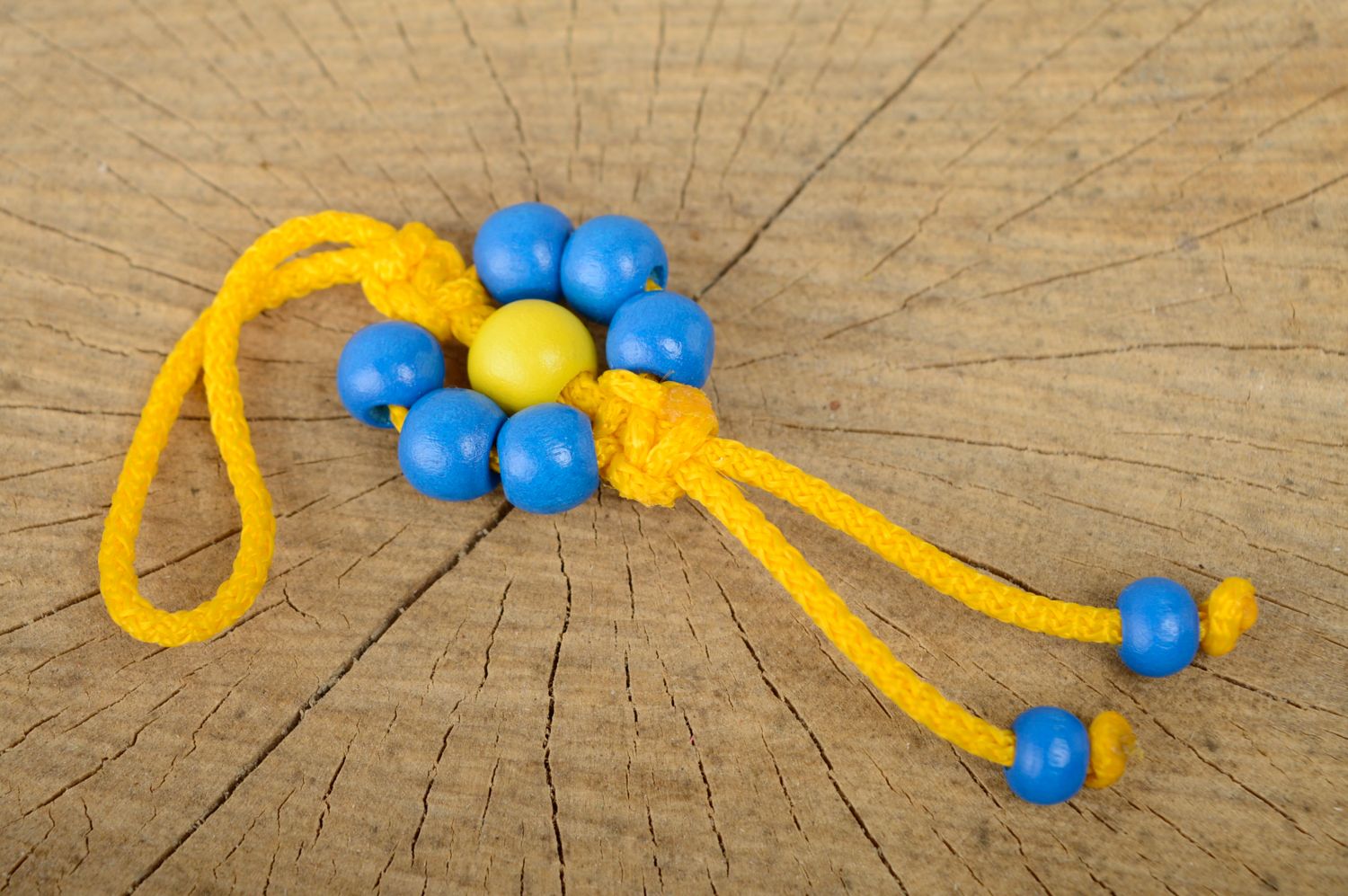 Porte-clefs tressé à la main en cordon ciré et perles en bois étroit jaune bleu  photo 1