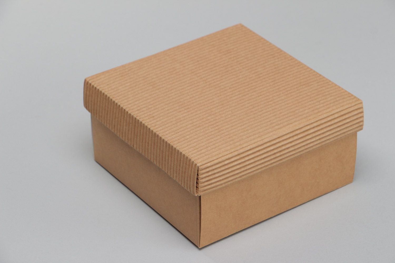 Petite boîte en carton brune carrée avec couvercle gaufré pour cadeau faite main photo 3
