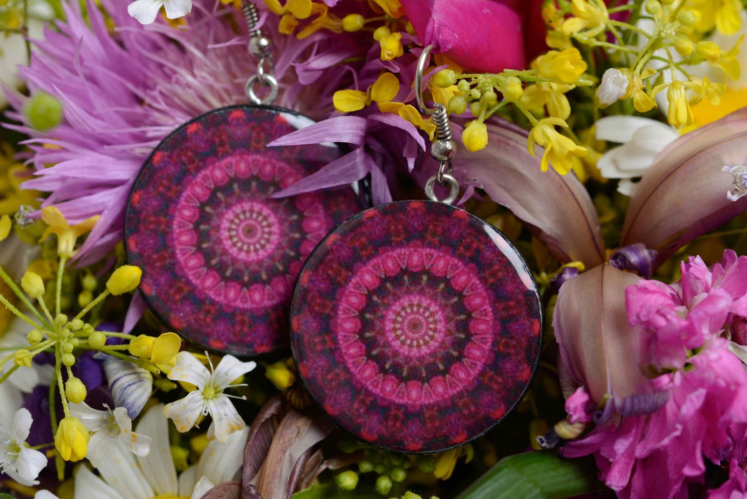 Handmade lila runde Ohrringe aus Polymerton mit Ornament massiv für Frau foto 1