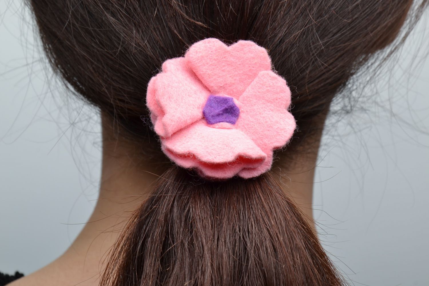 Handmade Haargummi mit Blume aus Filz foto 2