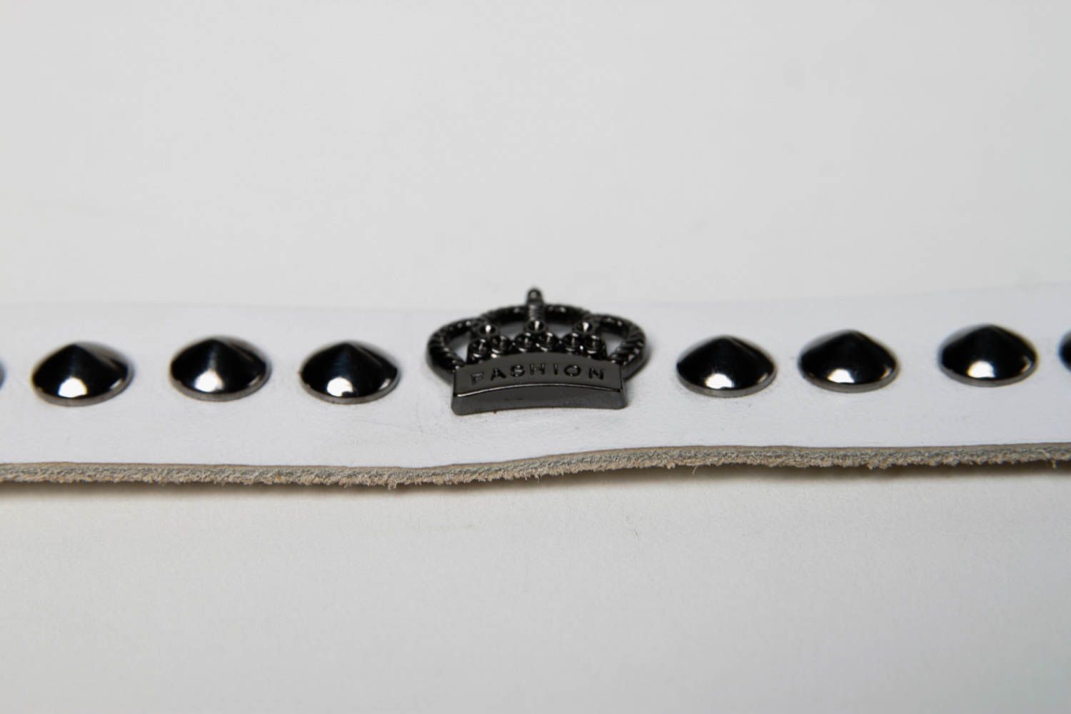 Handmade weißes Armband aus Leder Designer Schmuck Accessoire für Frauen Kröne foto 4