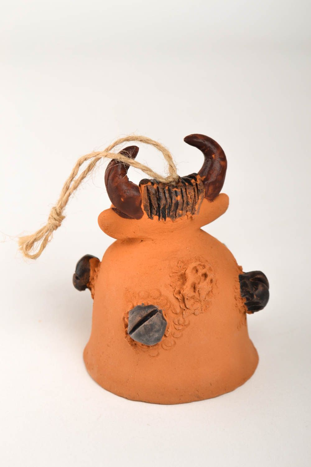 Авторская керамика колокольчик ручной работы смешная корова колокольчик из глины фото 4
