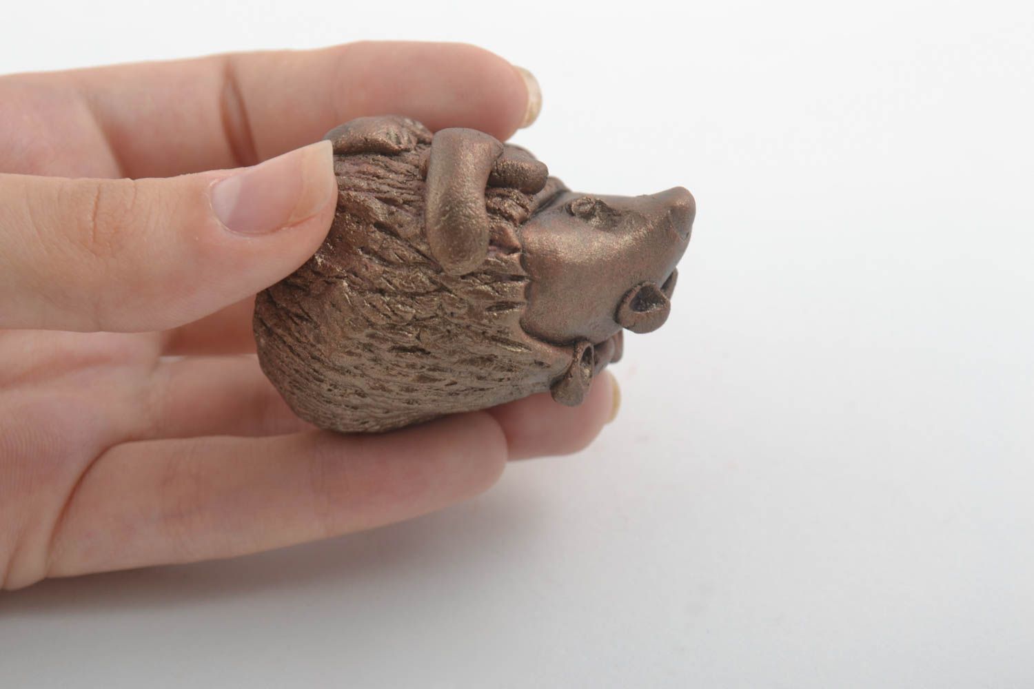 Miniatur Figur Handmade Deko Ton Figur Keramik Figur Igel mit Herzen in Händen foto 4