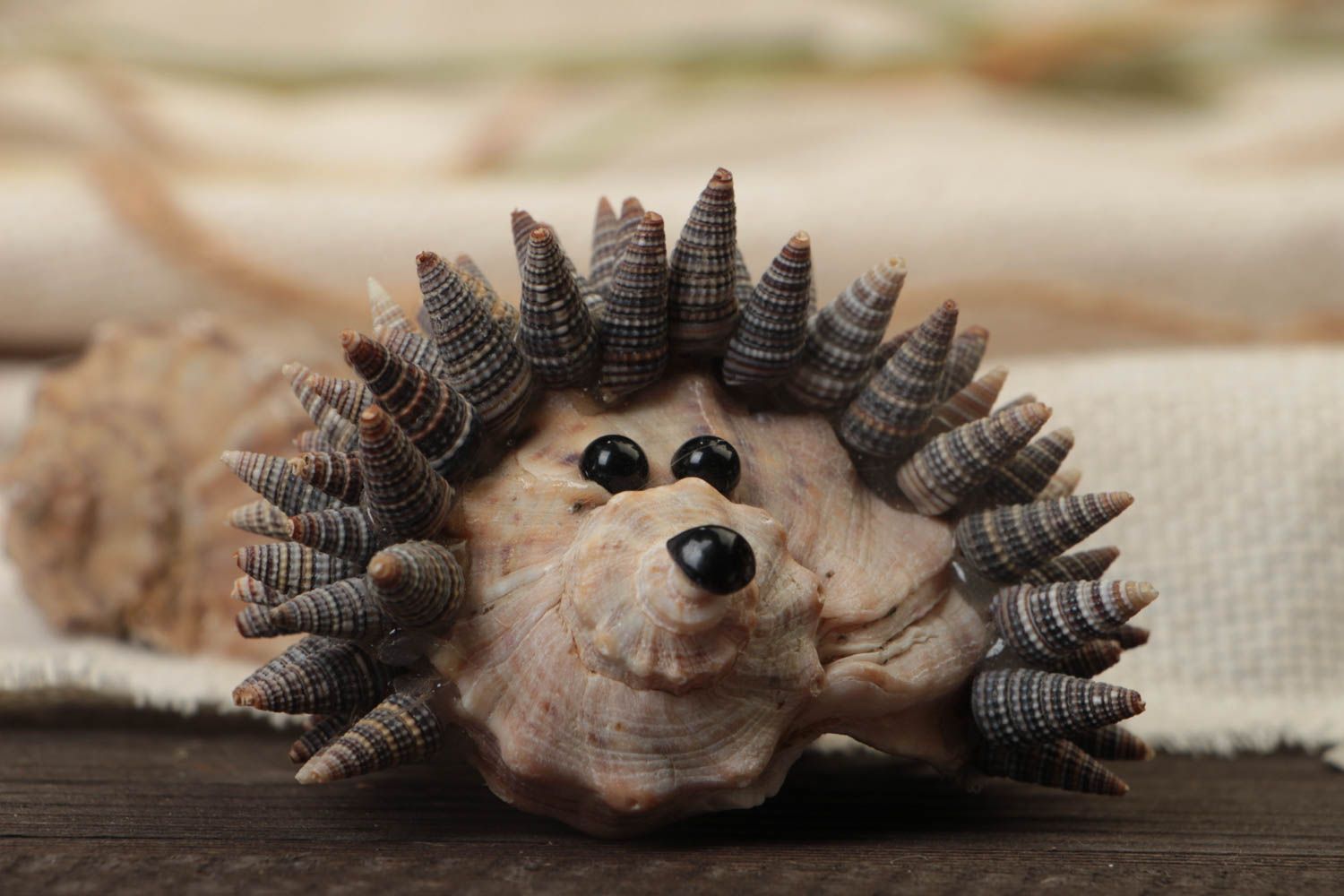 Figura original artesanal con forma de erizo de conchas de mar decorativo foto 1