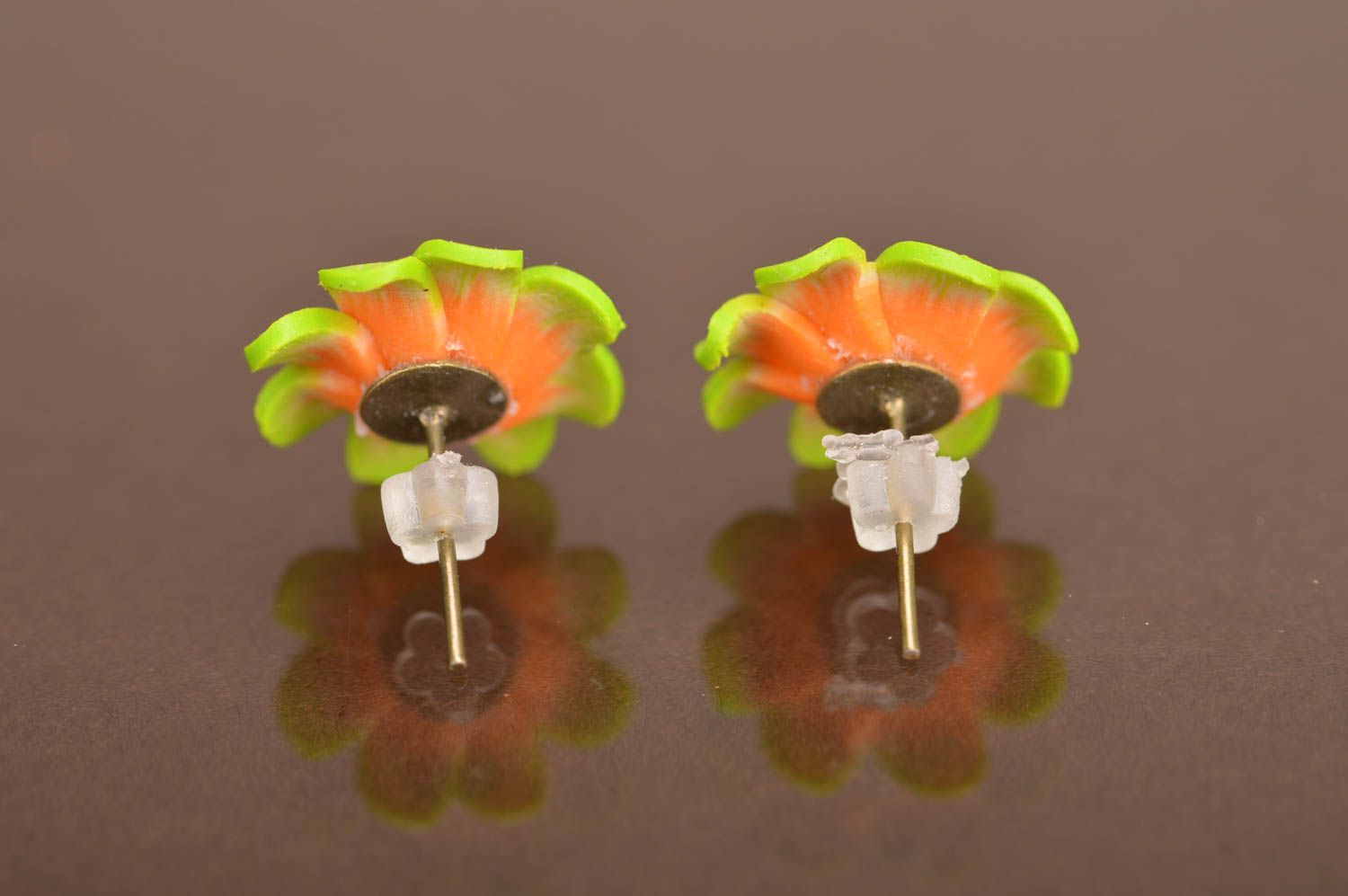 Зеленые с оранжевым серьги из полимерной глины ручной работы цветочные яркие фото 3