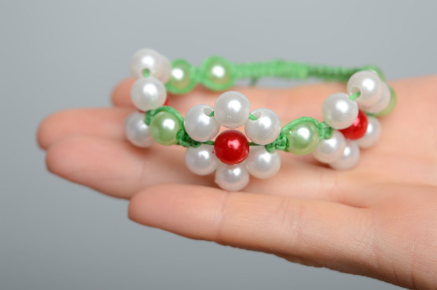 Bracelet en macramé tressé lacet vert ciré et perles de verre fait main photo 3