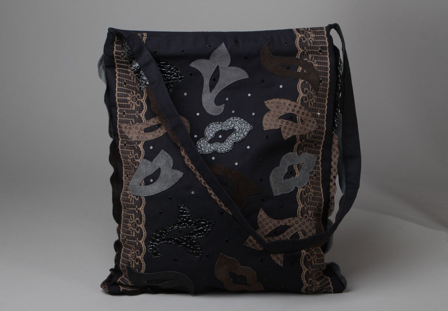 Bolsa de tecido escura costurada à mão  foto 1