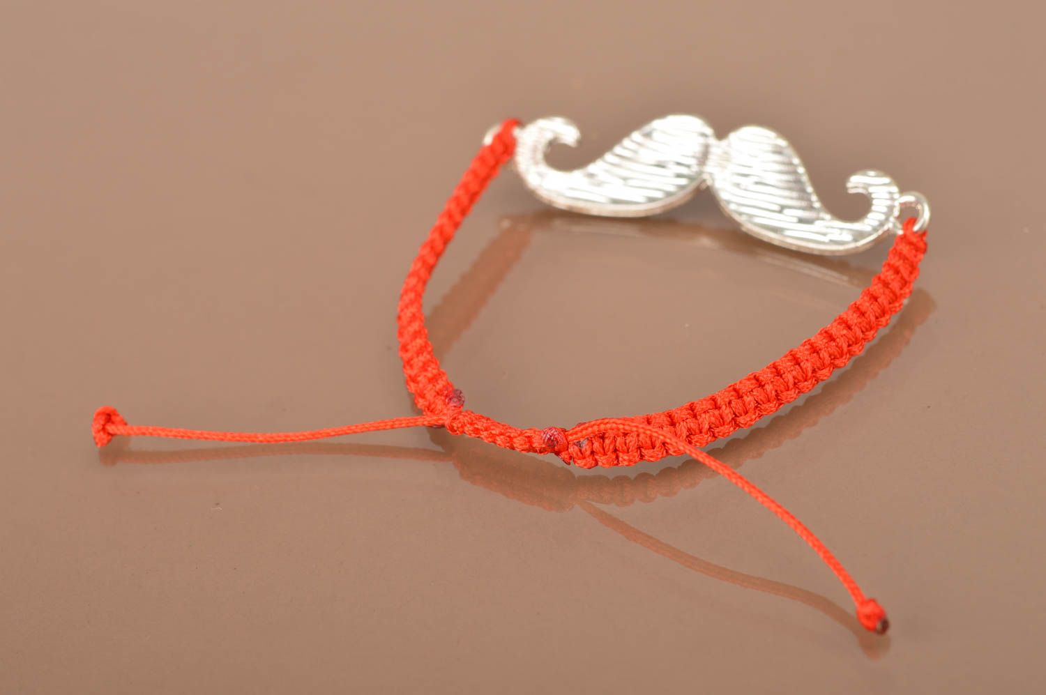 Bracelet fin tressé en lacet ciré rouge avec moustache noire fait main original photo 5