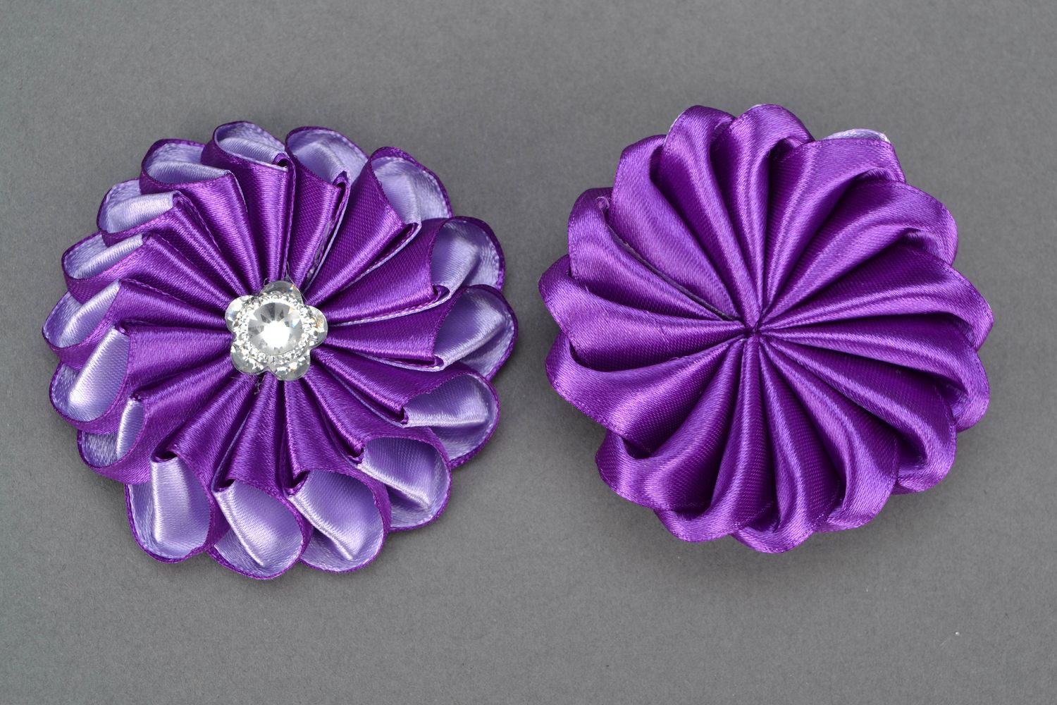 Flor decorativa violeta en técnica de kanzashi foto 4