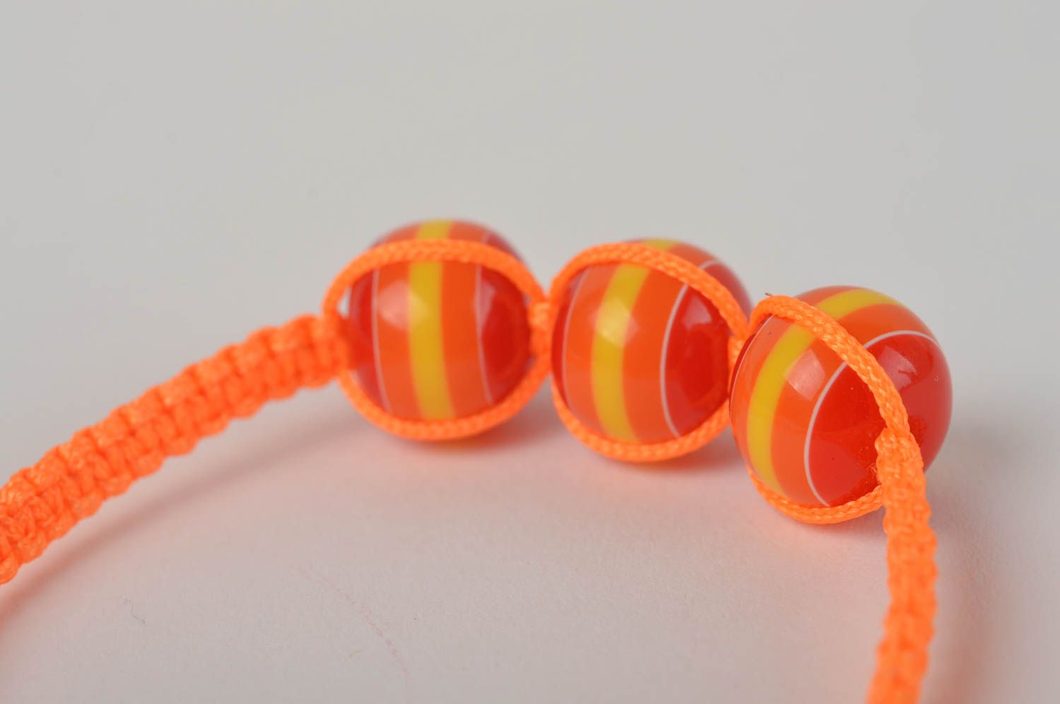 Bracelet fille Bijou fait main orange tressé avec trois perles Cadeau enfant photo 4