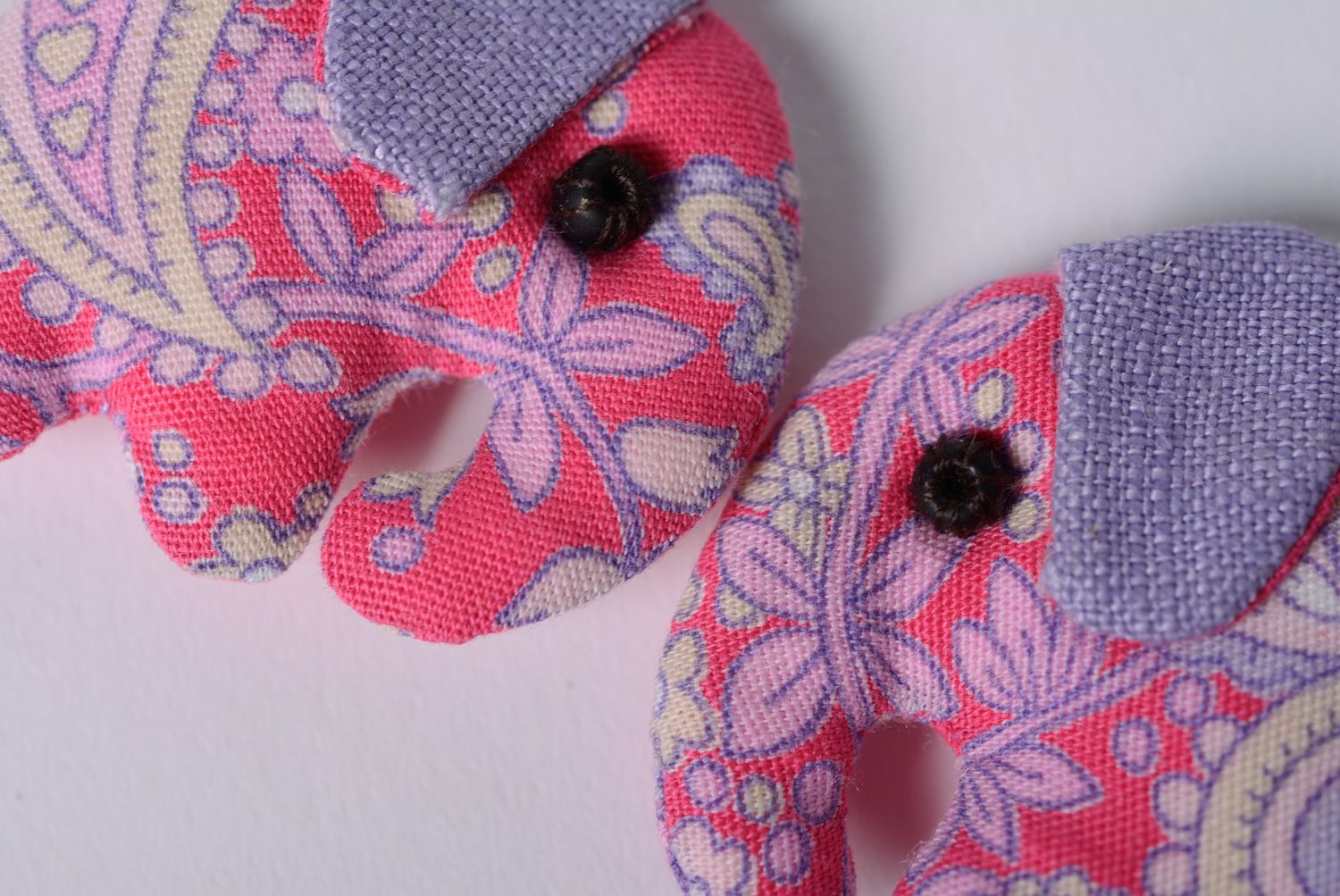 Designer handmade Ohrringe aus Lein und Baumwolle Elefanten in bunter Farbe für Frauen foto 2