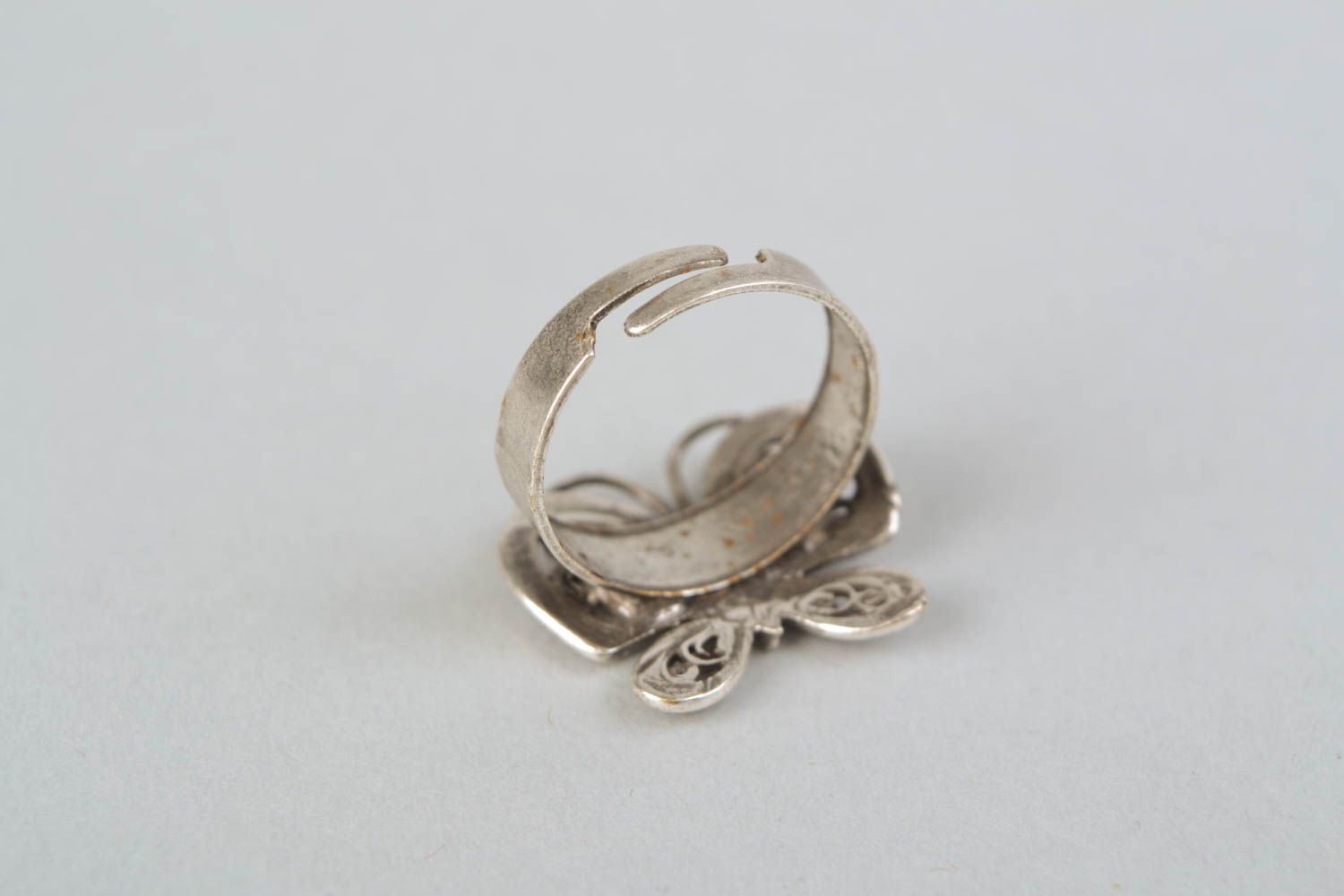 Объемное кольцо из металла в виде бабочки фото 4