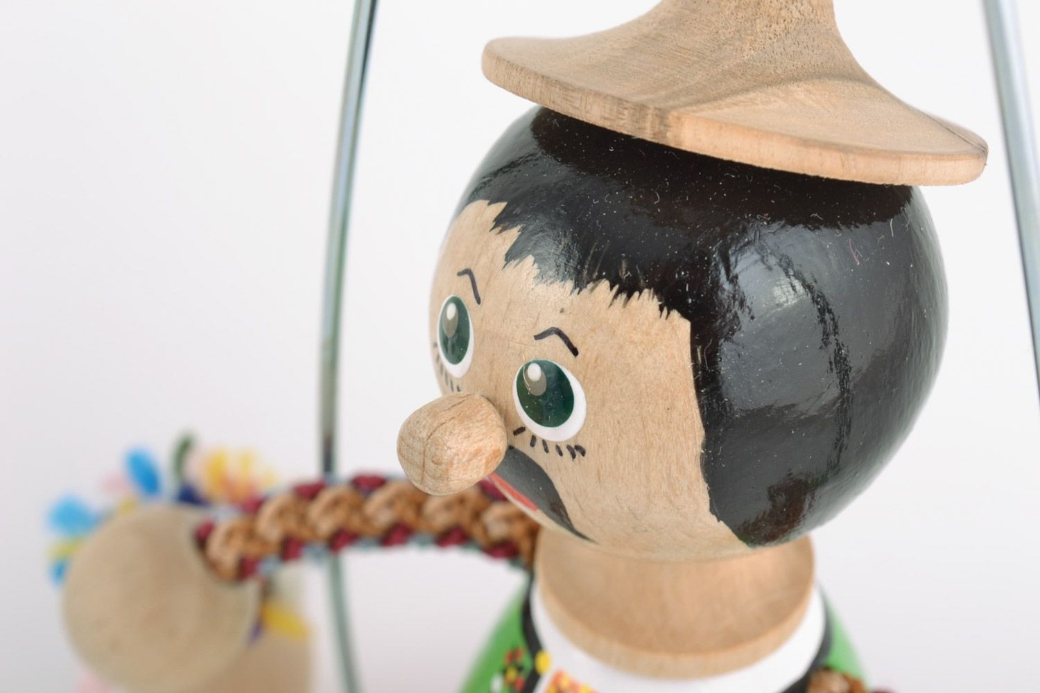 Handmade bemaltes buntes Öko Spielzeug aus Holz mit Feder Junge auf Schaukel foto 3