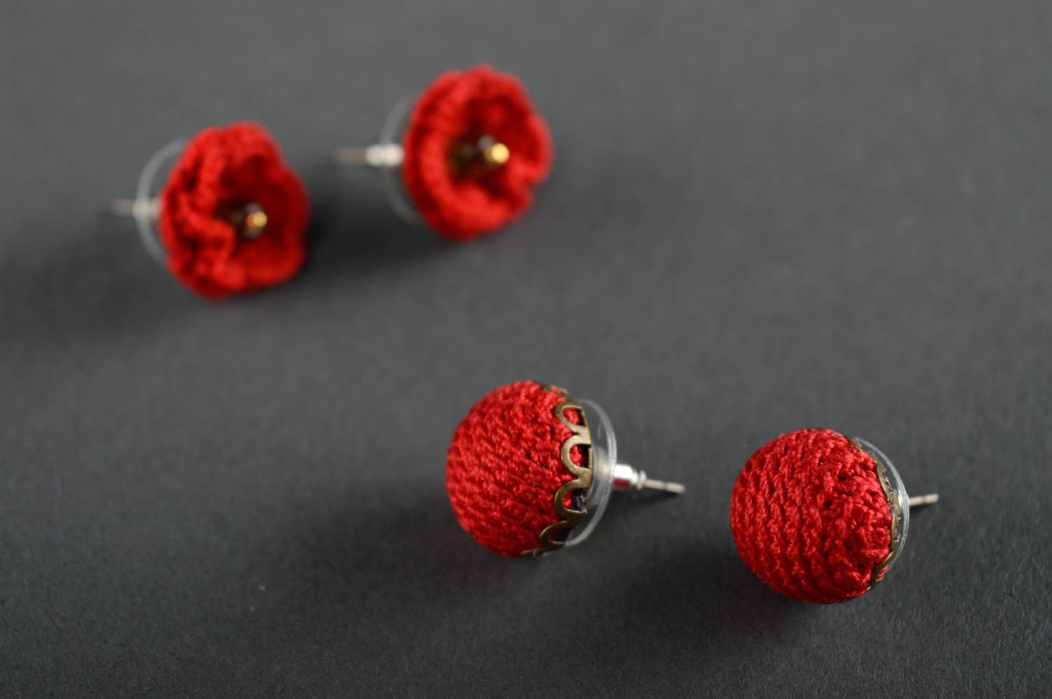 Boucles d'oreilles artisanales puces faites main accessoires tricotés rouges photo 5