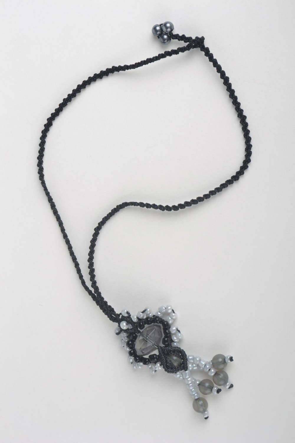 Pendentif noir Bijoux fait main Accessoire femme avec perles de rocaille photo 3