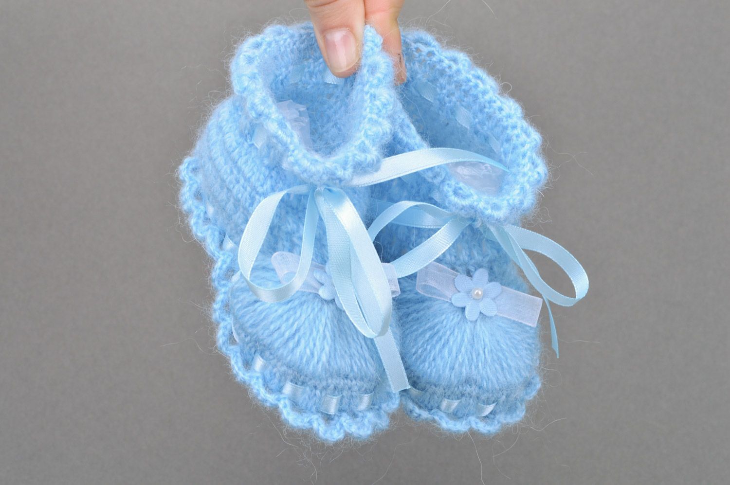 Blaue gehäkelte Babyschuhe mit Schuhbändern handgemacht aus Acryl für Mädchen foto 3