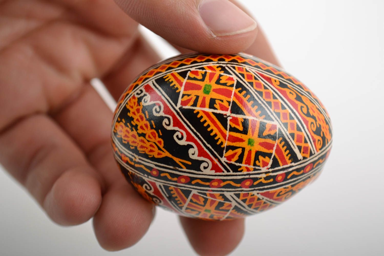 Пасхальное яйцо куриное расписанное акриловыми красками ручной работы с узорами фото 2