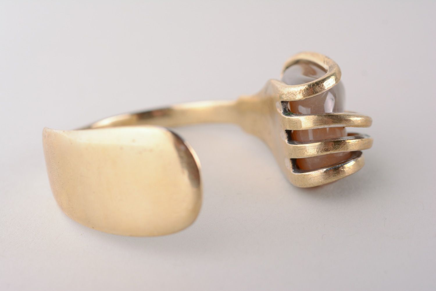 Pulsera de metal hecha a mano de tenedor original para mujeres con piedra foto 4