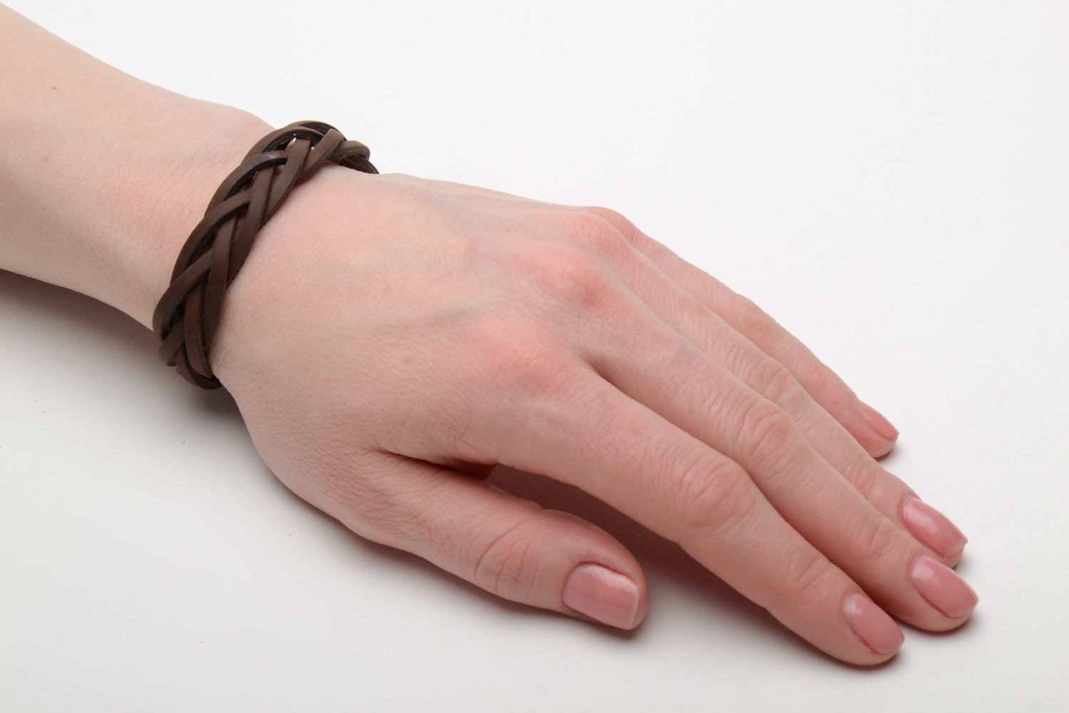 Braunes enges geflochtenes Armband aus Echtleder mit Knöpfen handgefertigt foto 2
