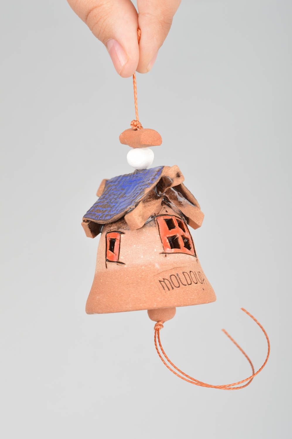 Dekoratives Glöckchen aus Ton mit Glasur bemalt Haus mit blauem Dach handmade foto 3