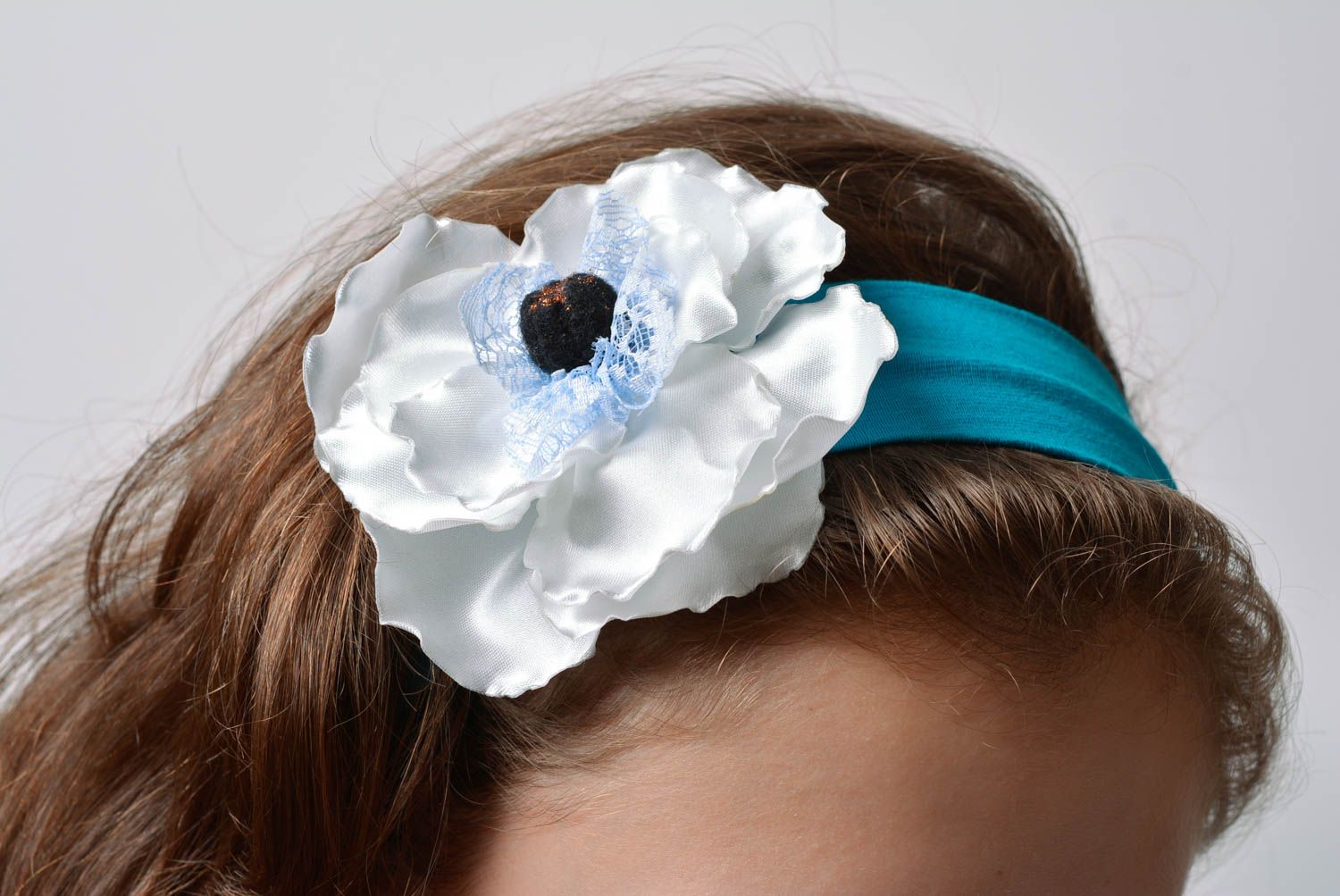 Повязка с цветком для волос ручной работы женская авторская голубая с белым фото 3
