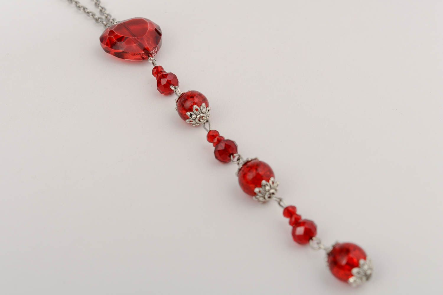 Joli pendentif en cristal tchèque long sur chaînette fait main avec cœur rouge photo 3