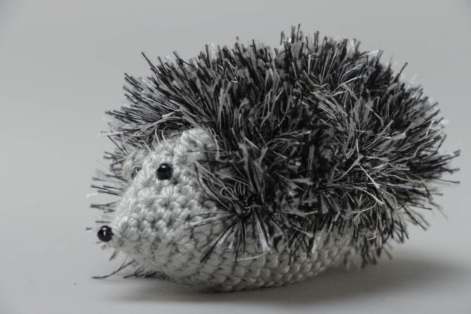 Jouet mou Hérisson tricoté fils acryliques gris noir petit original fait main photo 2