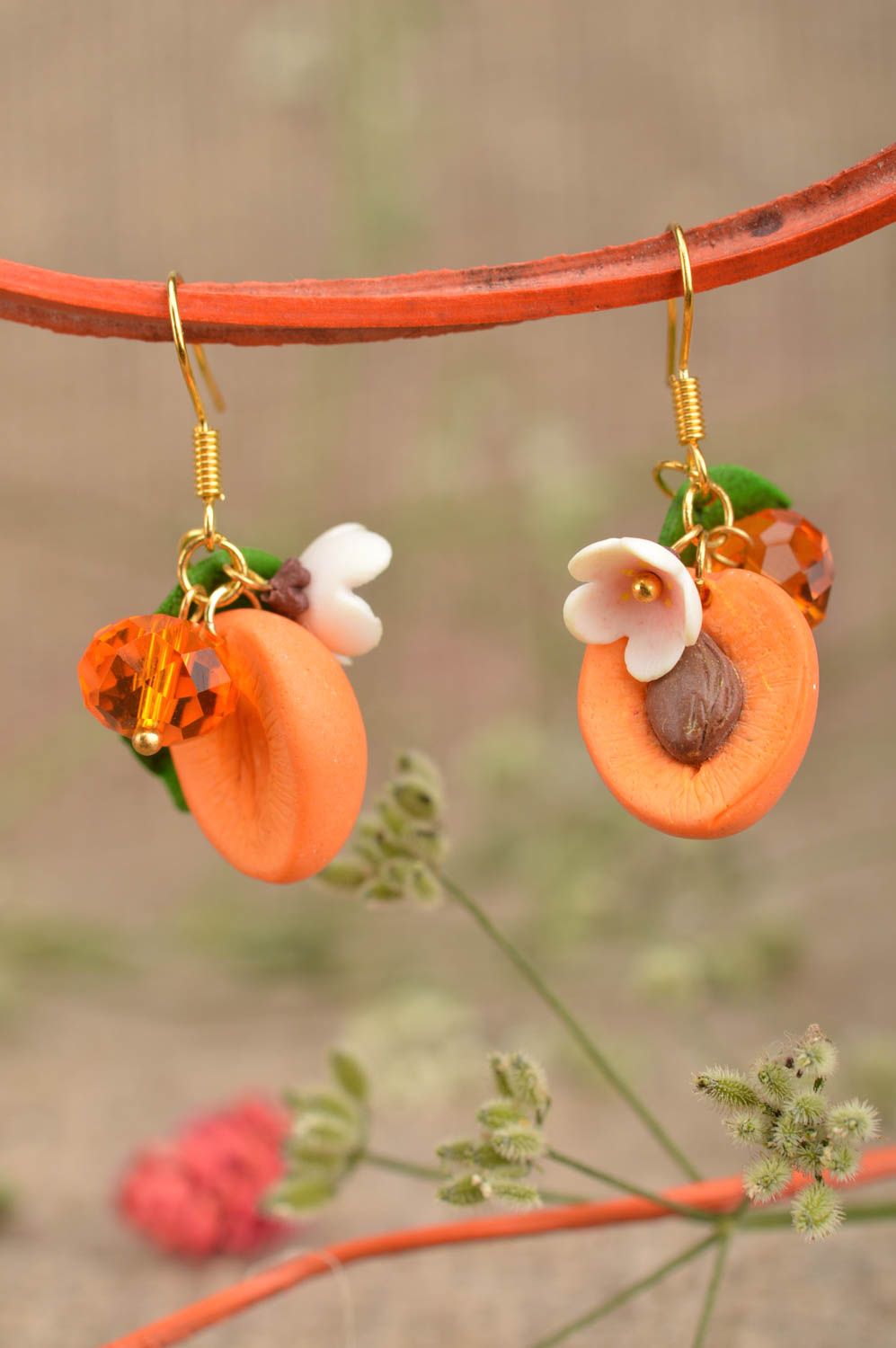 Sommer Ohrringe mit Anhängern in Form von Aprikosen aus Polymerton handmade foto 1