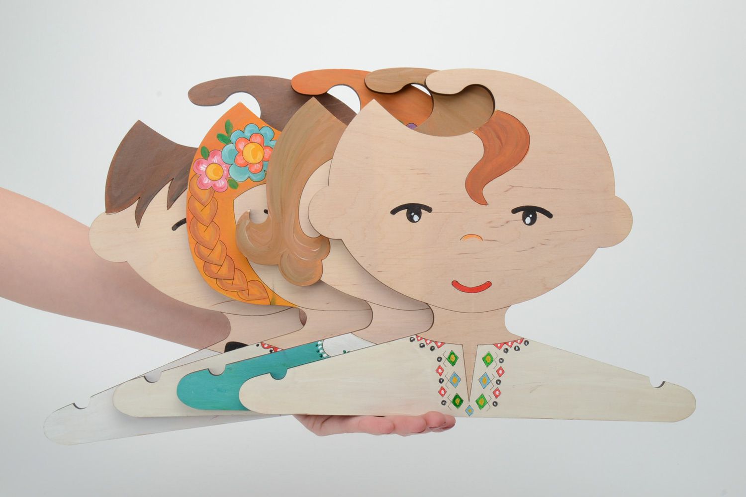 Комплект вешалок для детской одежды из фанеры с росписью акриловыми красками фото 5