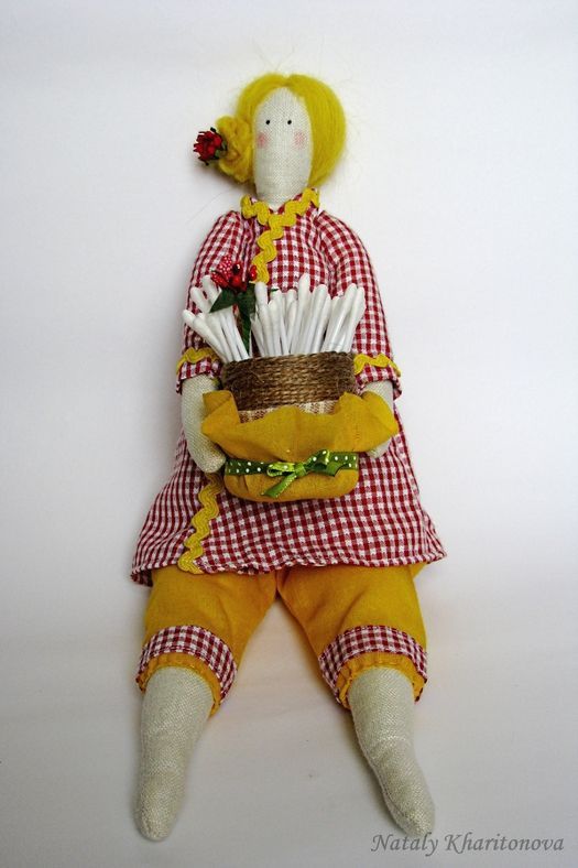 Muñeca de trapo artesanal para guardar los palitos de algodón foto 1