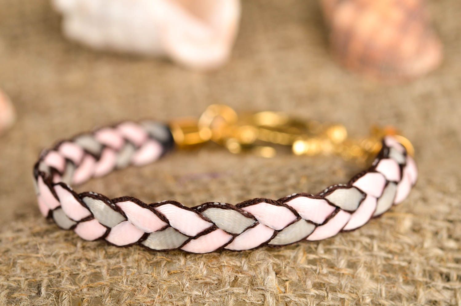 Дизайнерское украшение браслет ручной работы розовый женский браслет из лент фото 1