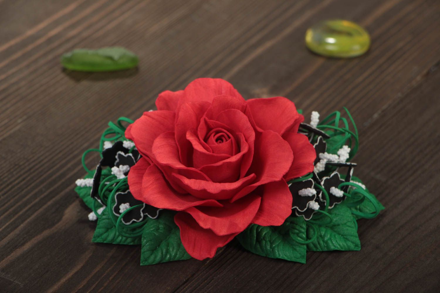 Заколка из фоамирана ручной работы красивая красная роза с листьями авторская фото 1
