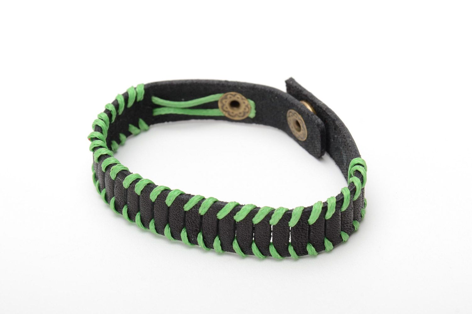 Stilvolles schwarz grünes enges Armband aus Echtleder mit Knöpfen handgefertigt foto 3