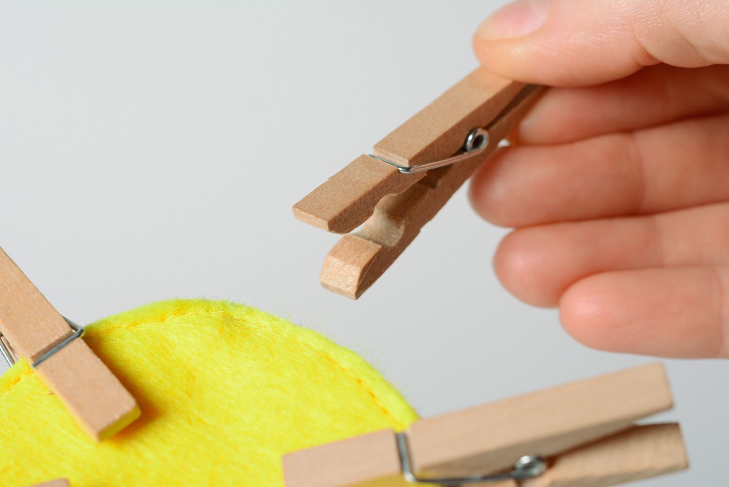 Детская развивающая игрушка с прищепками солнышко из фетра ручной работы маленькая фото 4